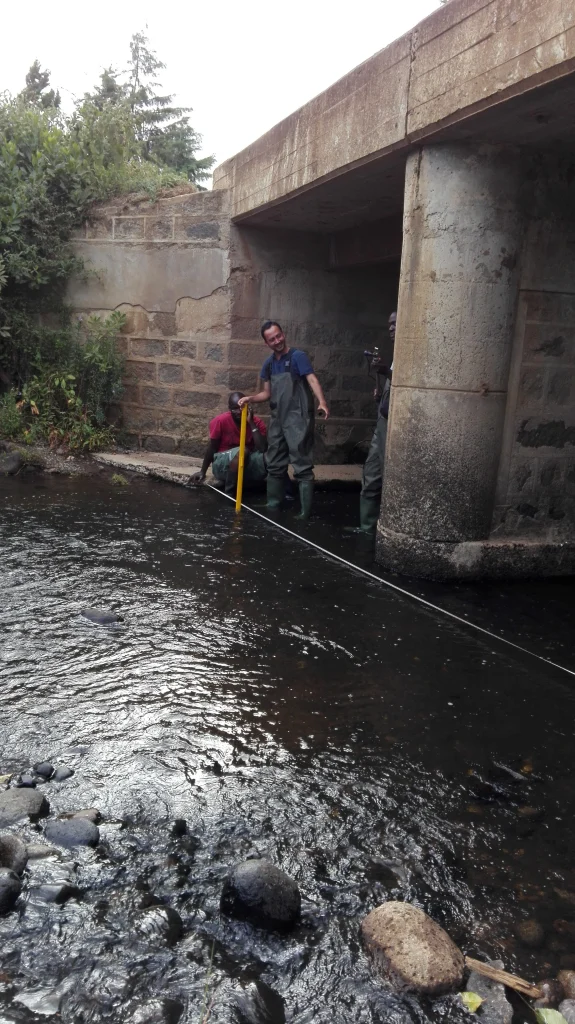 mesure du débit d'un cours d'eau à la mire et au décamètre, sous un pont